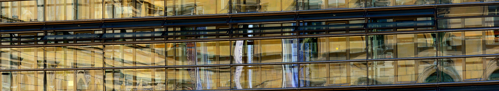 Spiegelung der Akademiefassade