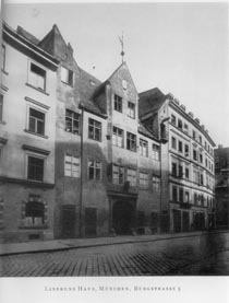 Schwarz-Weiß Foto des Haus Linpruns in der Burgstraße 5, München