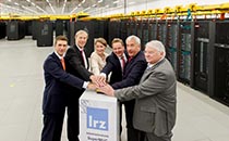 Gruppenfoto der Mitarbeiter und Mitarbeiterinnen des LRZs bei der Inbetriebnahme der Phase 2 des SuperMUC