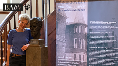 Edith Hanke vor dem Max Weber-Schild in der Ausstellung