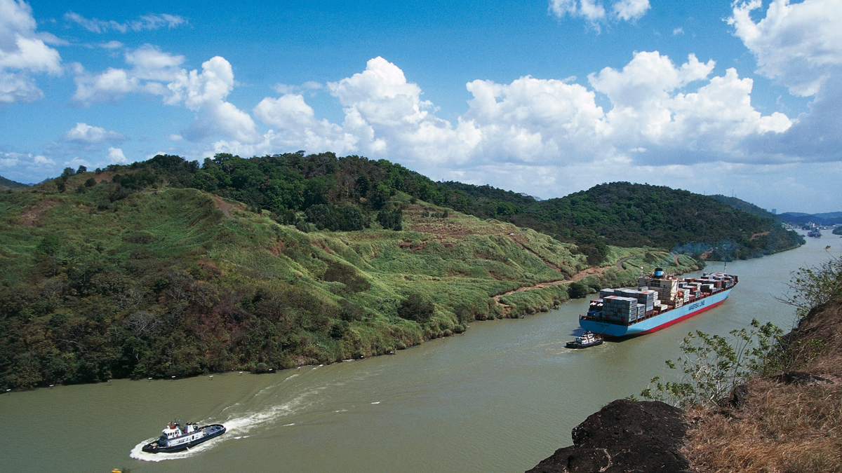 Handelsschiffe auf einem Fluss