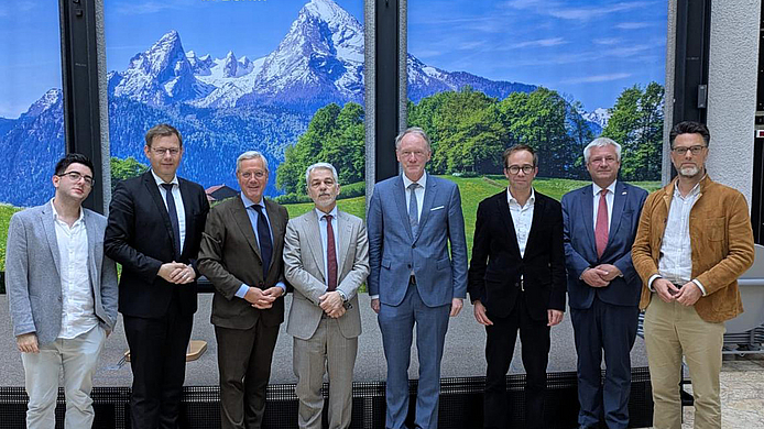 Gruppenfoto der Teilnehmenden der Auftaktveranstaltung des Dialogformats „Wissenschaft und Politik“ der Ad Hoc-Arbeitsgruppe „Neoimperialismus als Herausforderung der Gegenwart“ am 9. Juni 2026 in der Bayerischen Vertretung in Berlin. Im Mittelpunkt stehen die Leitenden Prof. Dr. Martin Schulze Wessel, Prof. Dr. Carlo Masala und Prof. Dr. Sören Urbansky sowie weitere Wissenschaftler:innen und politische Entscheidungsträger:innen, die sich zum Thema „China als neoimperiale Macht“ austauschen.